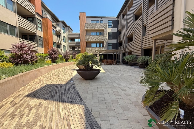 Building Photo - Spacious 2 Bedroom Condo in Prime Burlinga...