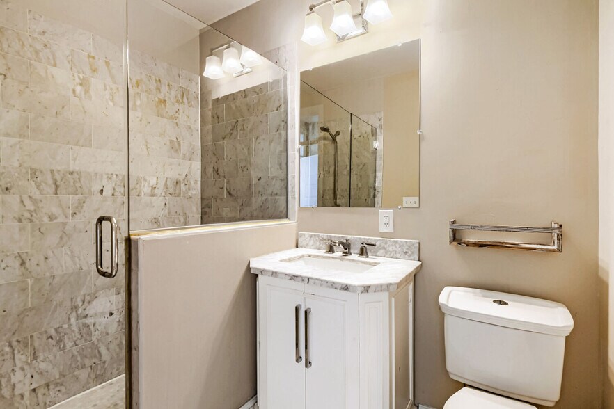 Ensuite Main Bath - 331 S East Ave