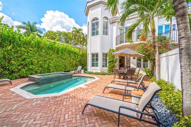 Building Photo - 425 2nd Ave S