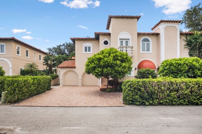 Building Photo - ** OLDE NAPLES ** 3 BED + DEN / 3 BATH - GARAGE - WALK TO BEACH & DOWNTOWN - SHORT TERM RENTAL