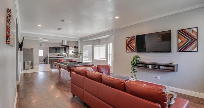 Building Photo - Charming 3 bedroom, 3 bath!
