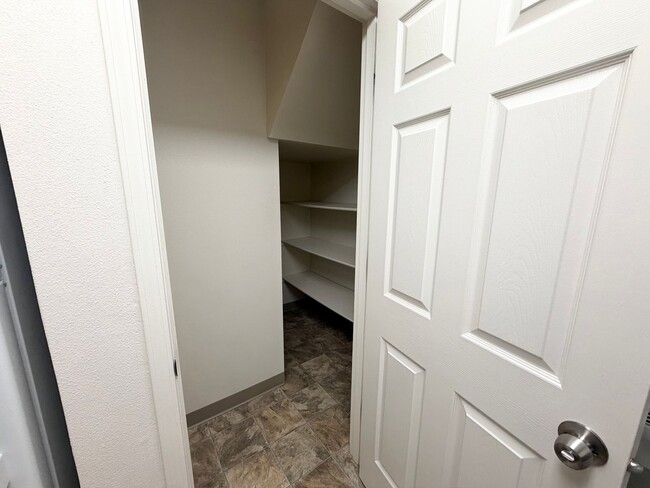 Building Photo - Super Cute Spacious 2BD 2BA in the Hillsdale Neighborhood!