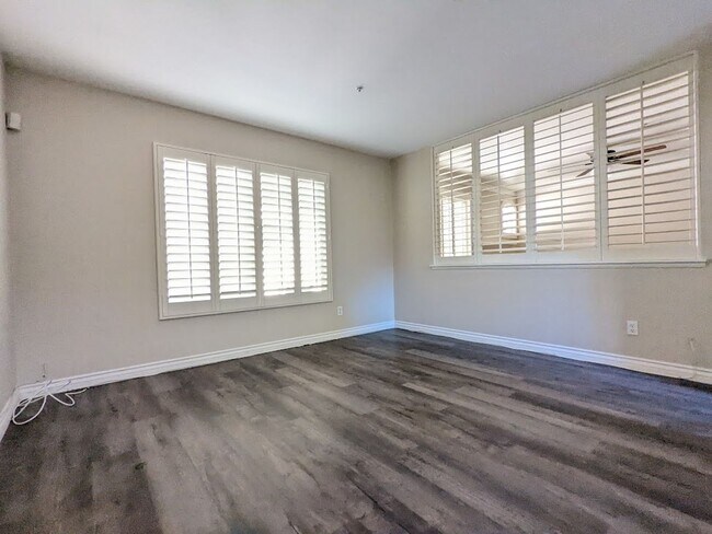 Building Photo - You will love this beautiful townhouse near Victoria Gardens!