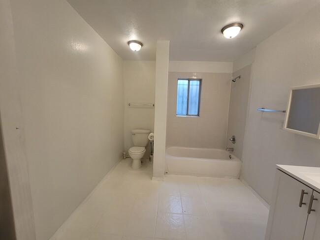 Building Photo - Ready to View!!