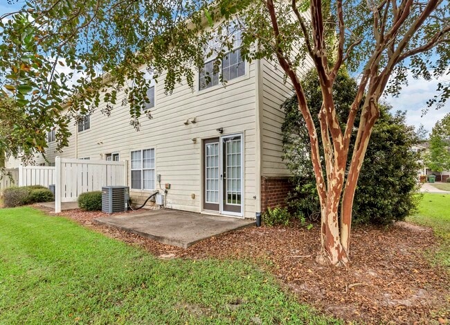 Building Photo - 735 Majestic Dr