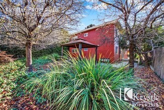 Building Photo - Updated Lower-Level Apartment with Easy Ac...