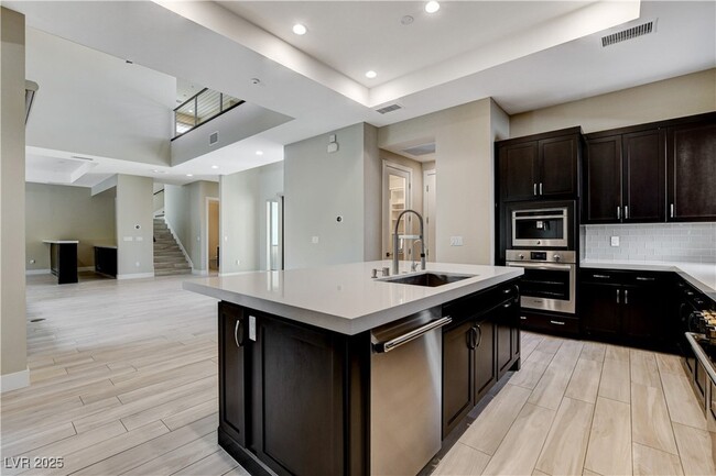 Building Photo - 64 Grey Feather Dr