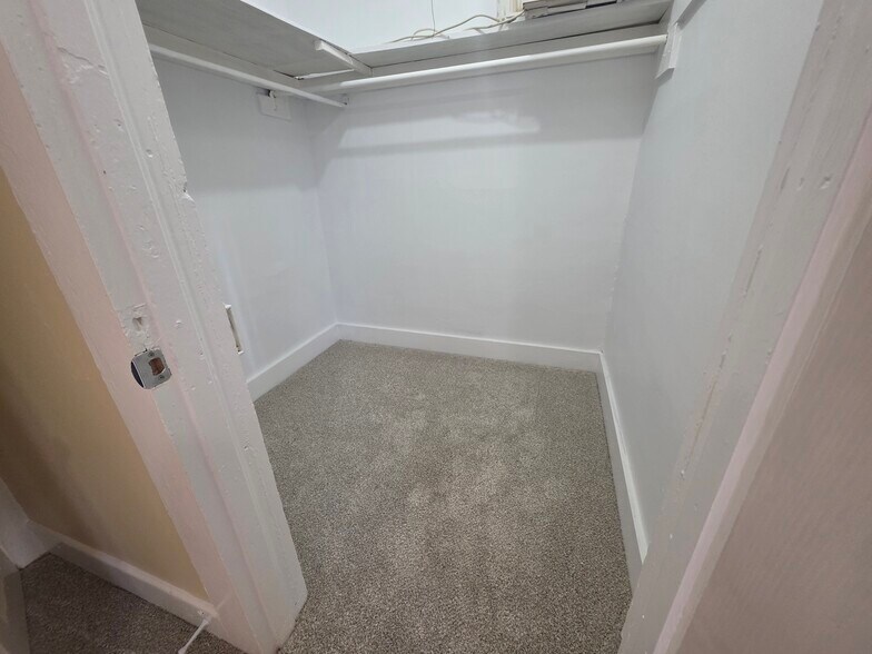 Walk in closet - 611 Moir Ct