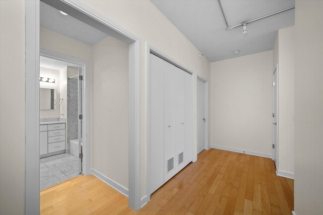 Building Photo - 860 W Blackhawk St