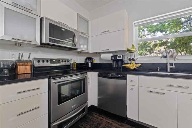 Building Photo - 2280 SW 16th Ct