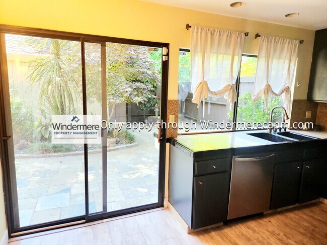 Building Photo - Gorgeous Campus Commons Home Available Now!