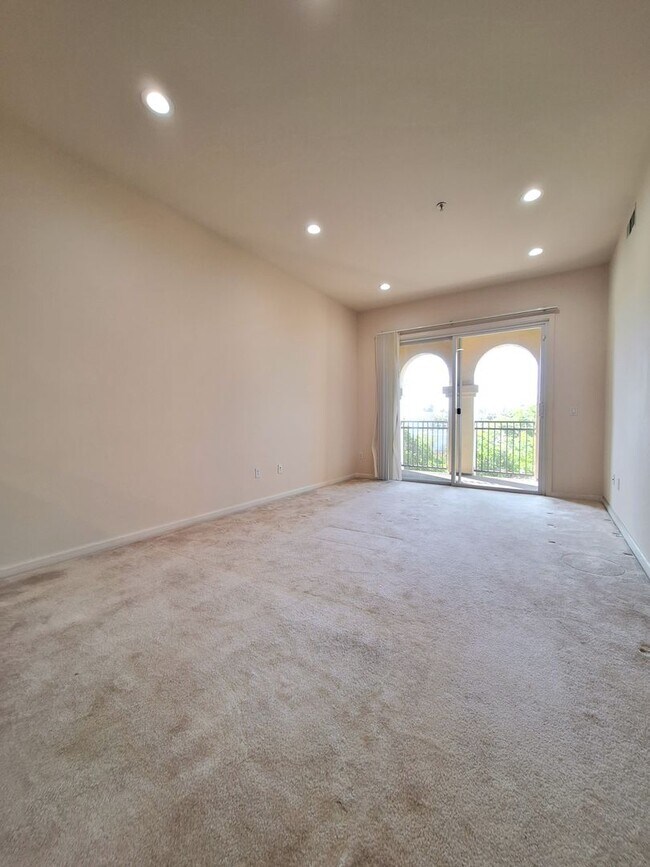 Building Photo - Beautiful 2bd Condo In Gated Community With Pool, Gym, and In-unit Laundry!