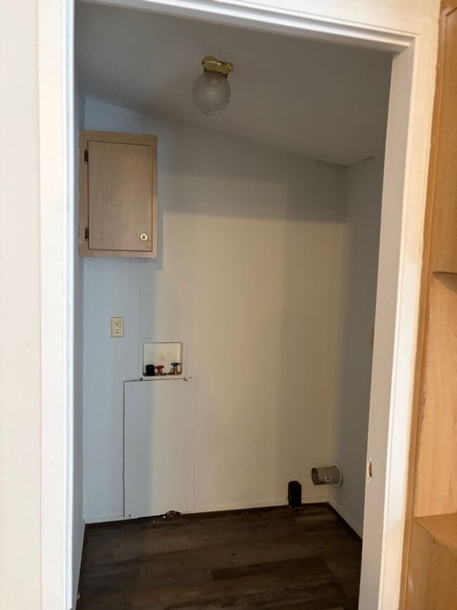 Building Photo - Trailer house; 3 bed 2 bath