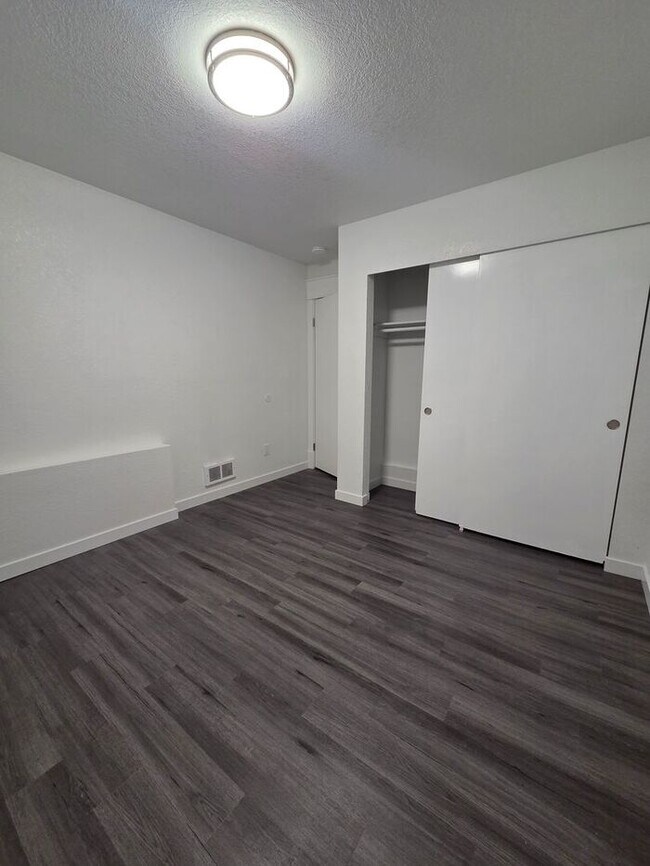 Building Photo - Must see Interior!! Tacoma 5 Bed with Large Fenced Back Yard on Dead End Street!