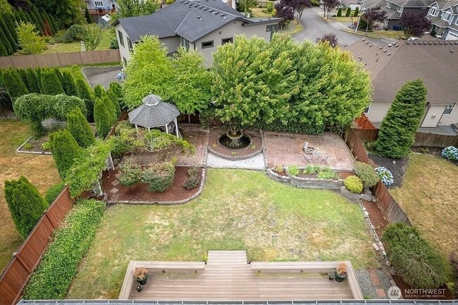 Building Photo - Beautiful Craftsman Marysville!