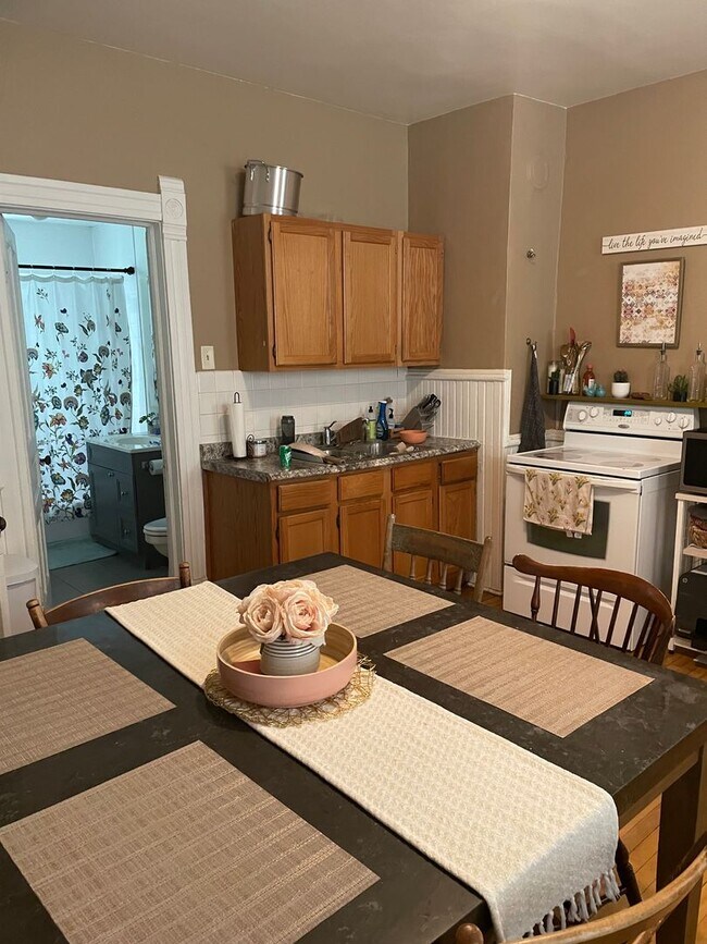 Building Photo - 2627 N Bartlett Ave