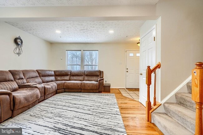 Building Photo - 10 Bluestem Ct