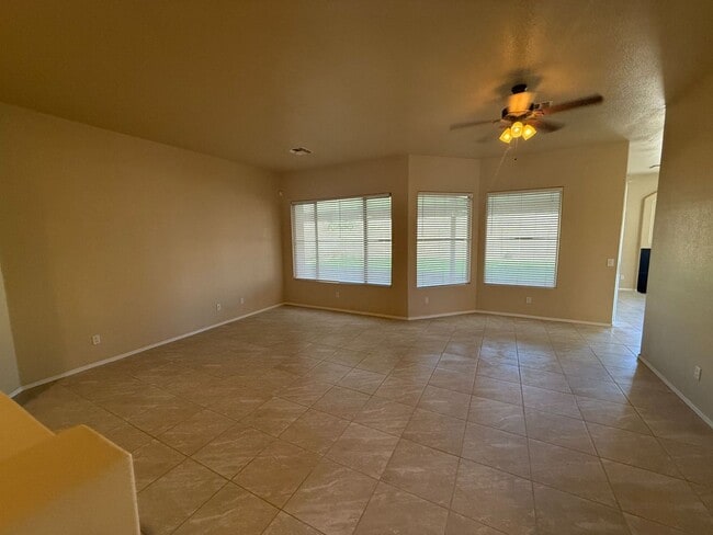 Building Photo - 3260 E Isabella Ave