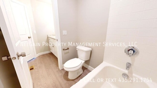 Building Photo - 3036 225 E