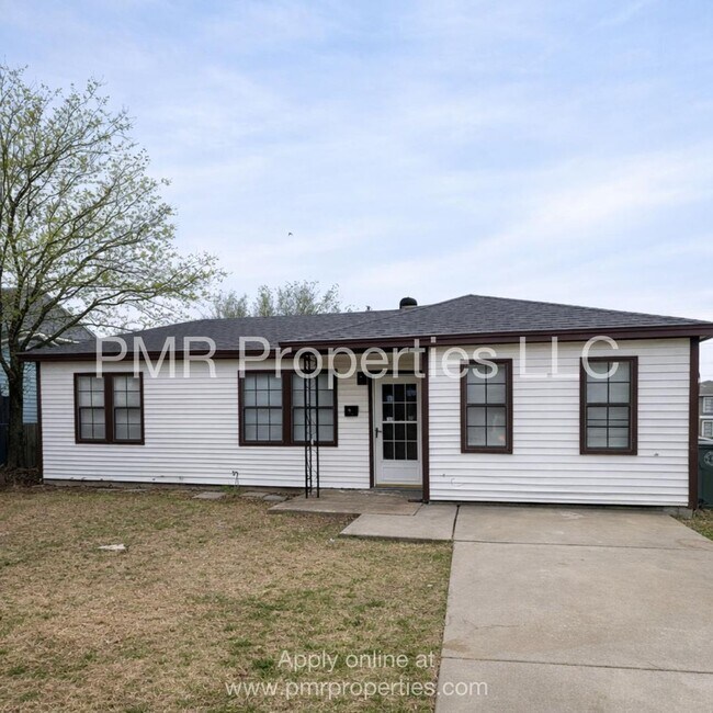 Building Photo - 3 Bedrooms / 1 Bathroom House