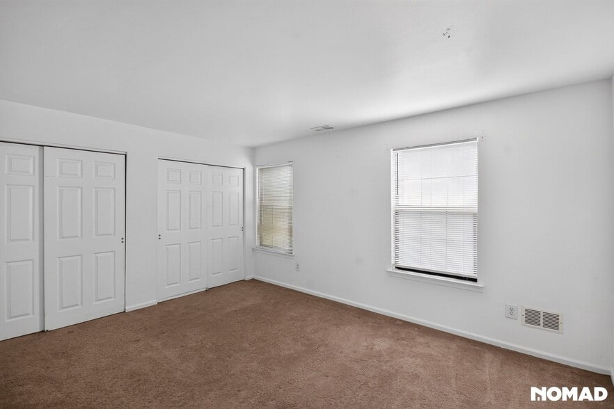 Building Photo - 404 Woodbridge Commons Way