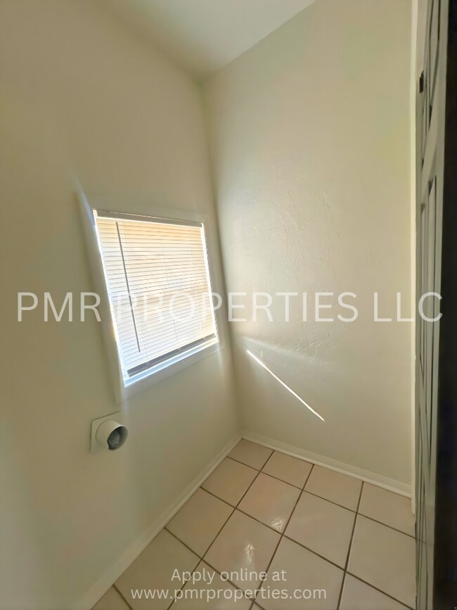 Building Photo - 4 Bed / 1.5 Bathroom House