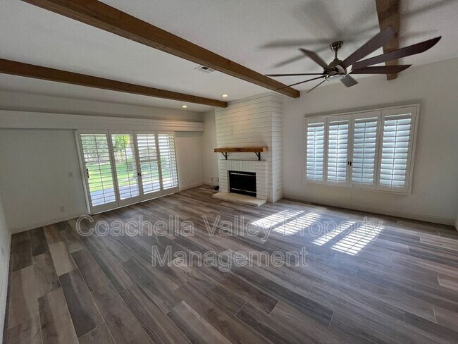 Building Photo - 289 Vista Royale Cir W