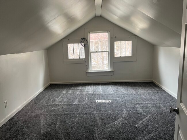 Building Photo - 1023 W Columbia Ter