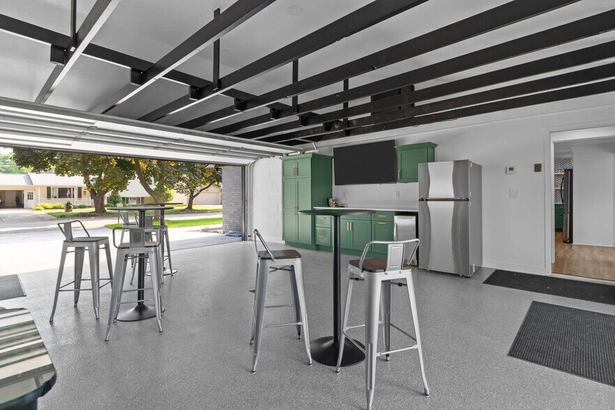 Building Photo - 1095 April Ln