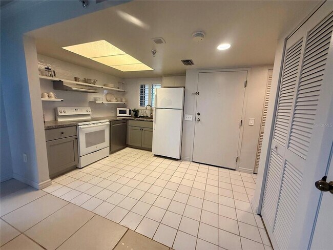 Building Photo - 6009 Sea Ranch Dr