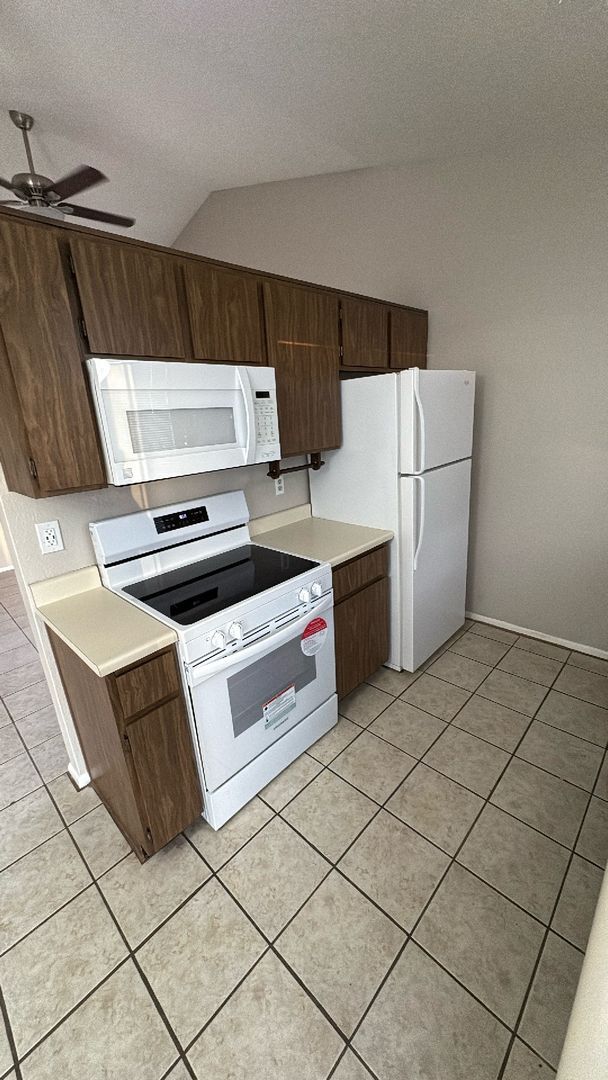 Building Photo - 1664 S Robin Ln