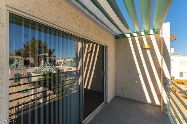 Building Photo - 7100 W Pirates Cove Rd