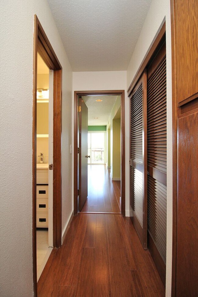 Building Photo - 7545 N Edgewater St