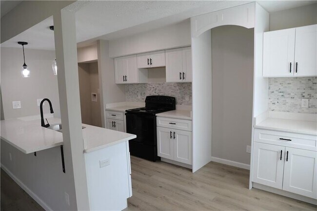 Building Photo - 1321 Surrey Ln SW