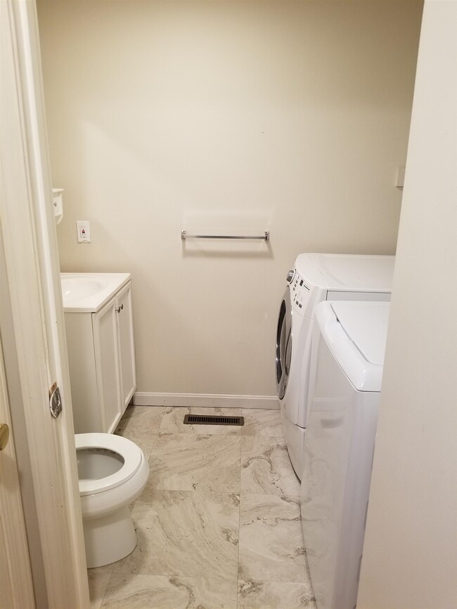 Building Photo - 15 Winding Pond Rd