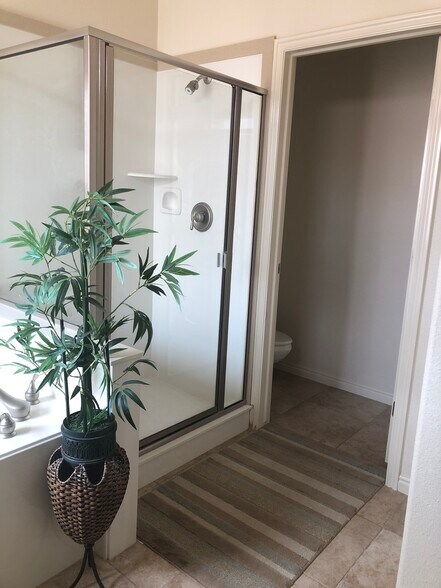 En suite shower - 1806 N Dixie Downs Rd