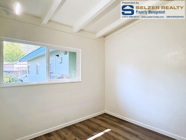 Building Photo - 204 S Hortense St