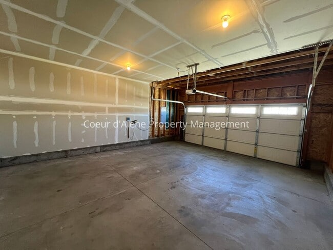 Building Photo - 3 bed house behind Crown Pointe Park!