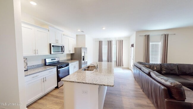 Building Photo - 2427 Hyacinth Ln