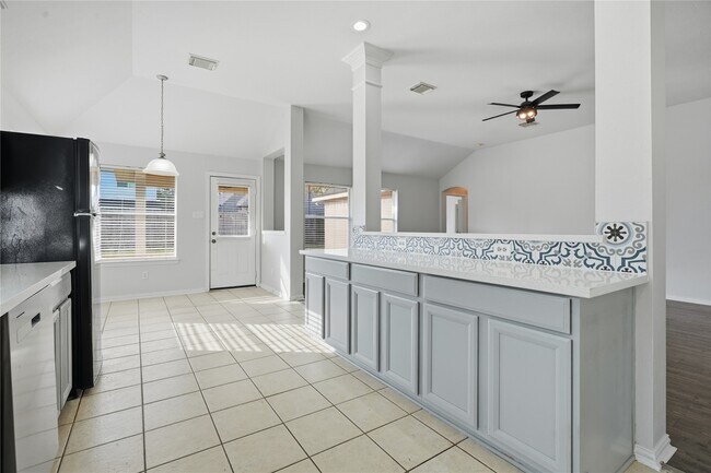 Building Photo - 5755 Lightstone Ln