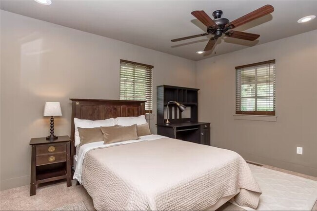 Building Photo - 303 NW F St