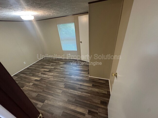 Building Photo - 9499 Wendi Dr NE