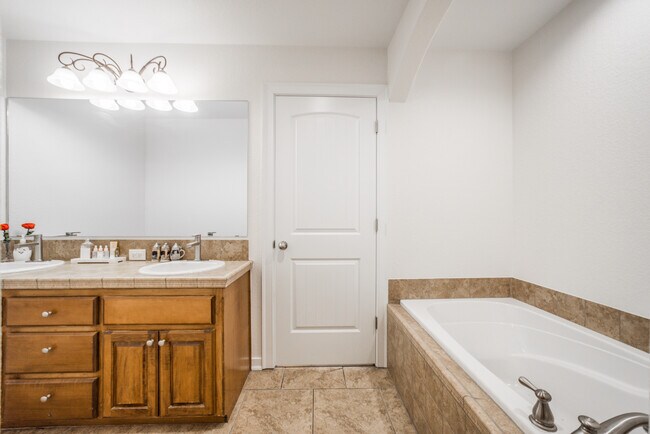 Building Photo - 3960 W Mountain View Dr