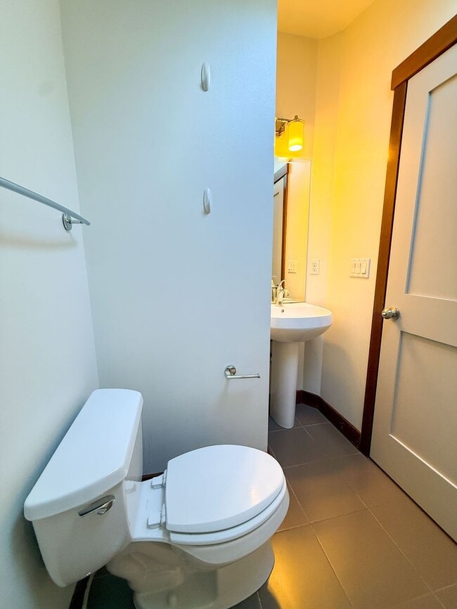 Building Photo - 3bd/2.5ba Seattle Townhome