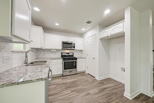Building Photo - 216 Cassandra Dr