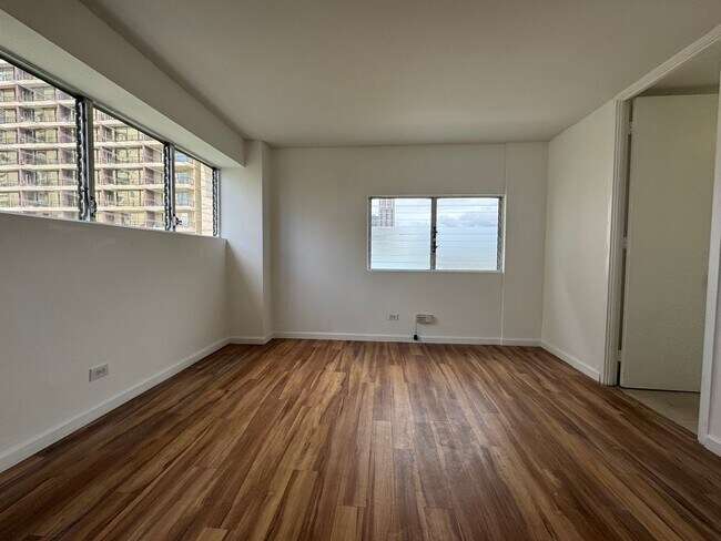 Building Photo - 2 Bed/1.5 Bath/1 Parking at Twin Towers in...