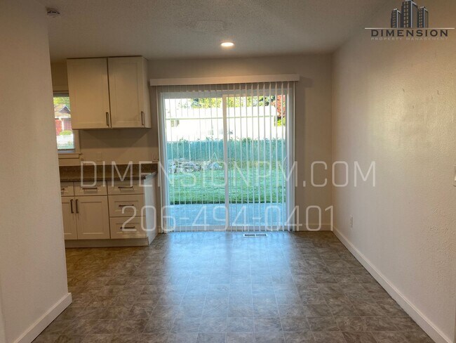 Building Photo - Ready to Move in Refreshed Ramber!