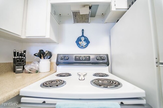 Building Photo - Studio, 1 bath Apartment - 240 Iron Dr