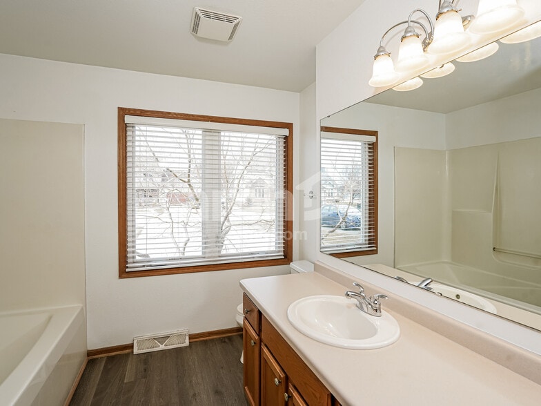 Building Photo - 338 Ponderosa Dr