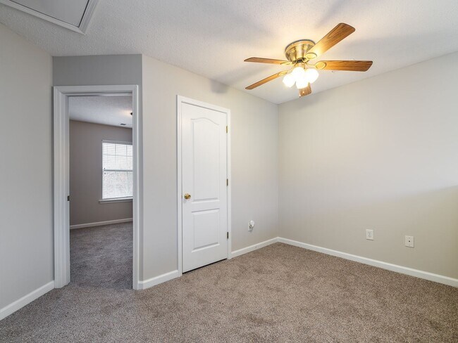 Building Photo - 2 Bedroom 2 Bath Townhome with Unfinished Basement